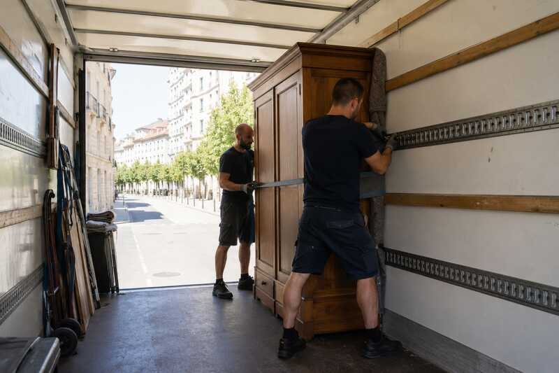 Arrimage d’une armoire contre la paroi latérale d’un camion de déménagement