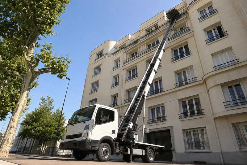 Monte-meubles déployé contre la façade d’un immeuble jusqu’à un balcon