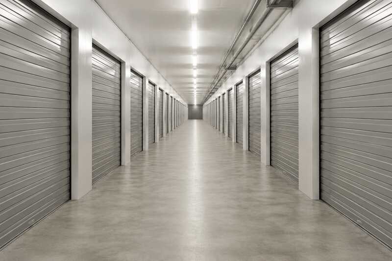 Allée de box de stockage aux portes métalliques closes