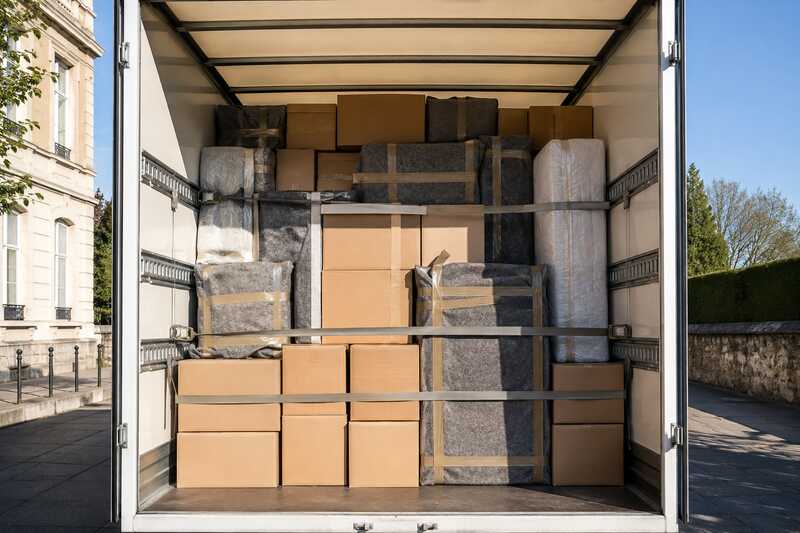 Caisse de camion pleine et sanglée, prête pour un long trajet