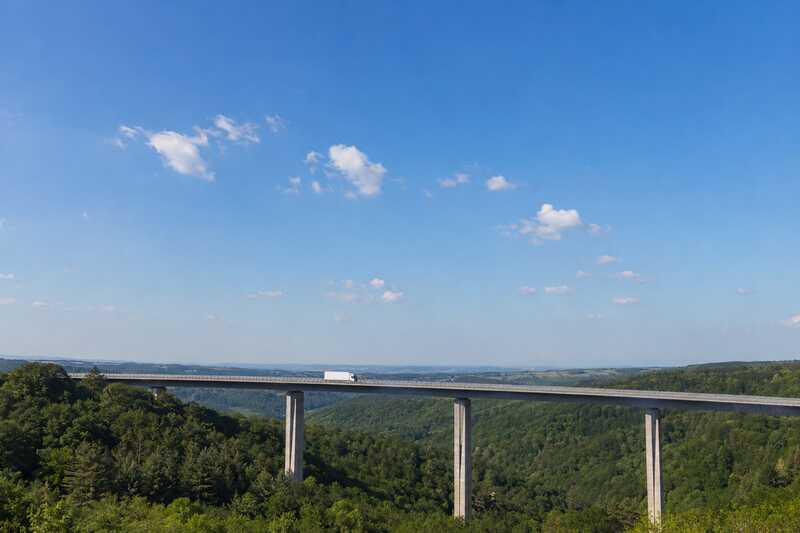 Viaduc autoroutier franchi par un camion de déménagement
